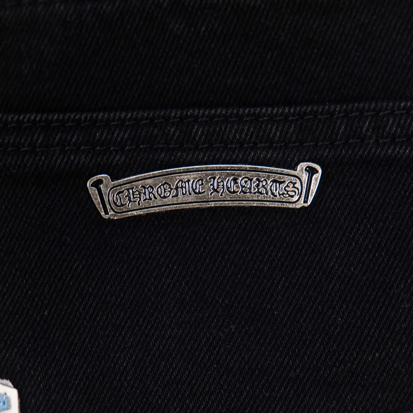 P260 Chrome Hearts Black Pants, Sanskrit Blue and White Multi-Leather Jeans. CH jeans need to be washed and then disassembled and hand-stitched with sheepskin cross leather and then spliced ​​together. The whole piece has too many craftsmanship to explain. The patchwork is decorated with cross patterns and the high-waisted washed jeans! ! Absolutely high-end luxury products, god-level single products and super popular products, made with top heavy industry, a must-see magic weapon. Customized hardware. The fabric is thick and soft after washing. It has good breathability. Customized small leather label. Unique design. The details are simple and elegant, and the workmanship is exquisite. The entire trousers are neatly routed and the details are in place! It’s so cool that both men and women can easily control the genderless trend! Style number: 1801# Color: black Size: 28 30 32 34